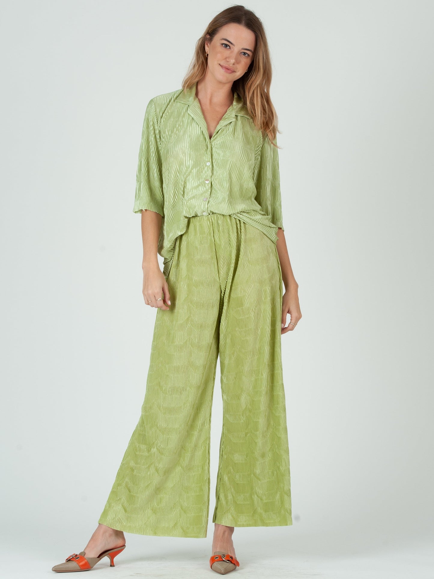 Women’s Crinkled Short Sleeve Button Down Top
